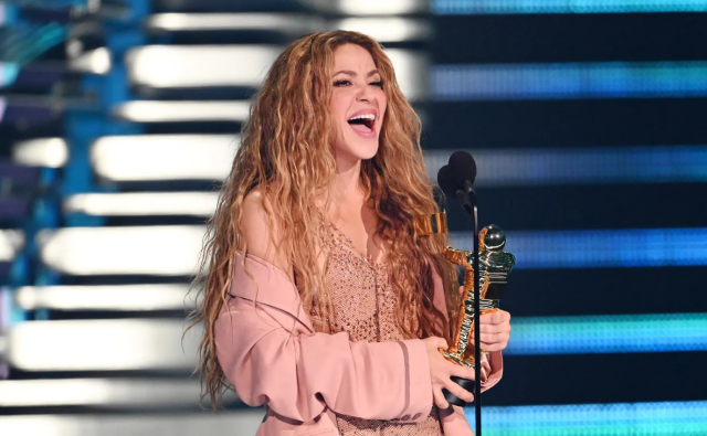 Ödül gecesinde sahneye çıkan Shakira, bıçaklı intikam dansıyla nefes kesti