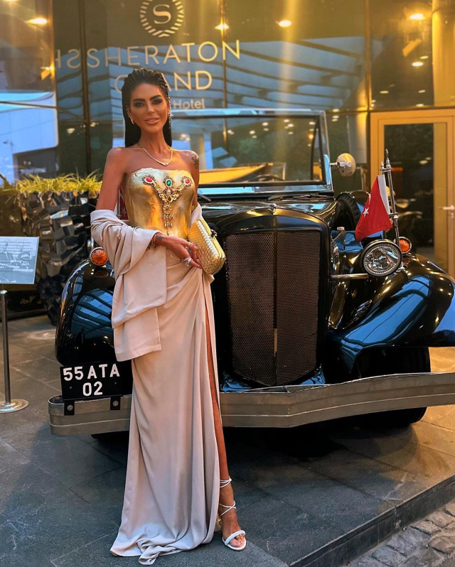 Süreyya Yalçın, 3 Milyon TL'lik altın kaplama elbise giydi