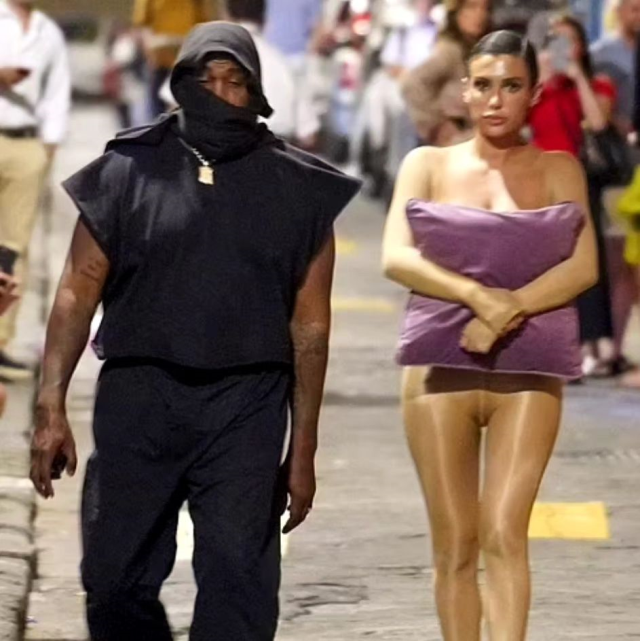 Transparan tulumla sokağa çıkan Kanye West'in eşi göğüslerini yastıkla kapattı