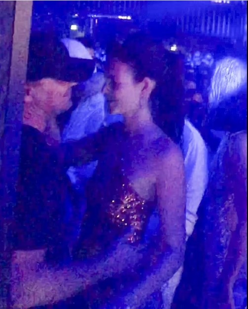 ünlü oyuncu Leonardo DiCaprio, yeni sevgilisi 25 yaşındaki Vittoria Ceretti ile Ibiza'da öpüşürken görüntülendi