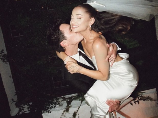 Ünlü şarkıcı Ariana Grande 2 yıllık eşinden boşanıyor