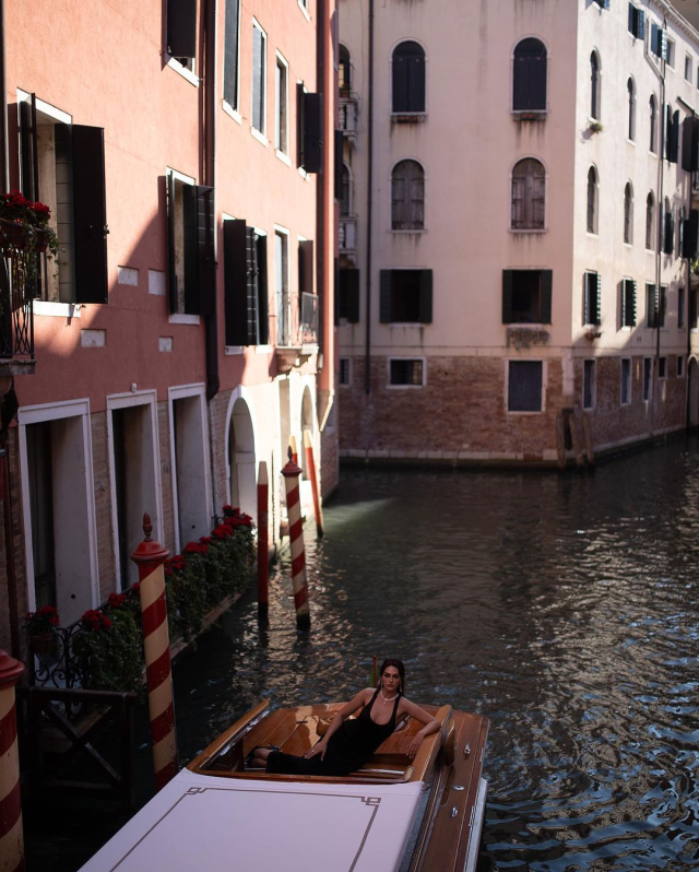 Venedik Film Festivali'ne katılan Esra Bilgiç, kırmızı halıda poz verirken şekilden şekle girdi