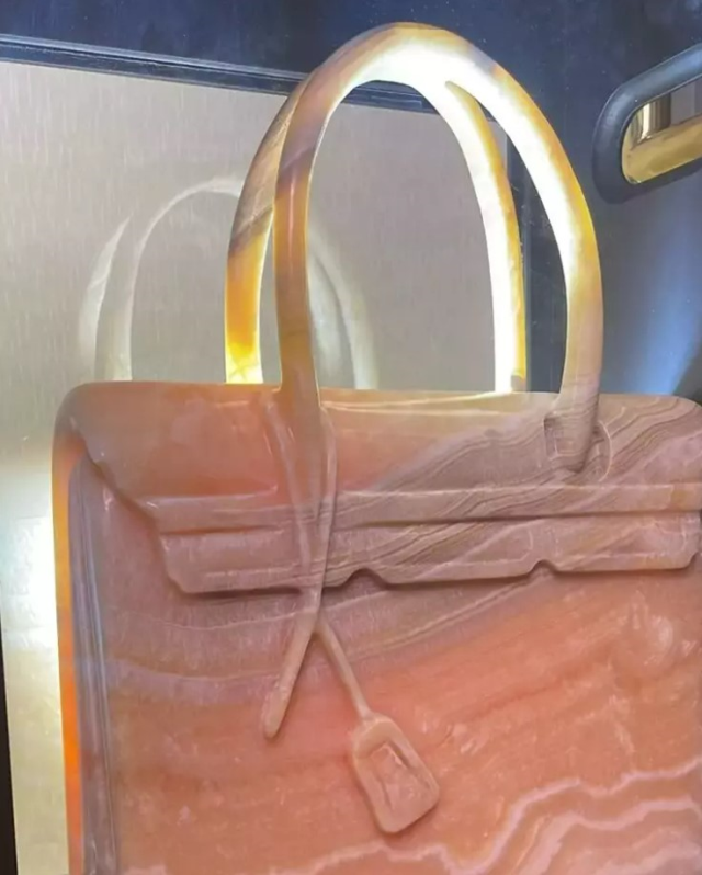 Bülent Ersoy'a 3 milyon TL'lik mermer çanta hediye edildi