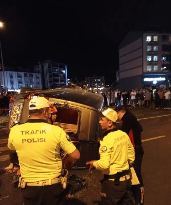 Rap şarkıcılarının minibüsü kaza yaptı, 7 kişi yaralandı
