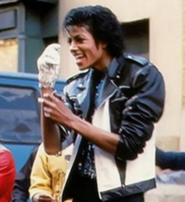 Michael Jackson'ın ikonik ceketi açık artırmaya çıkarılıyor