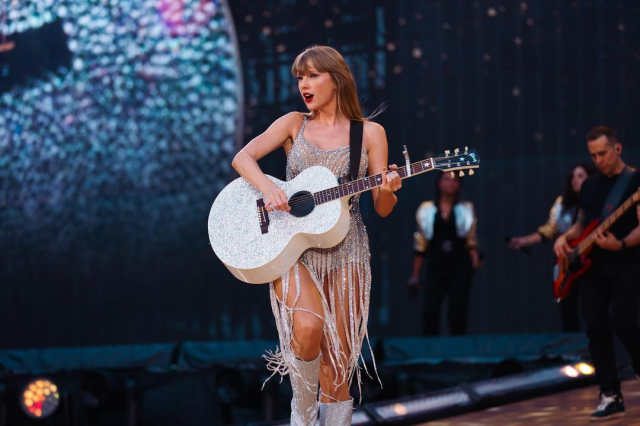 Taylor Swift'in konser filmi Eras Tour vizyona girmeden 100 milyon dolarlık bilet satışı ile rekor kırdı