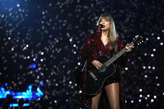 Taylor Swift'in konser filmi Eras Tour vizyona girmeden 100 milyon dolarlık bilet satışı ile rekor kırdı