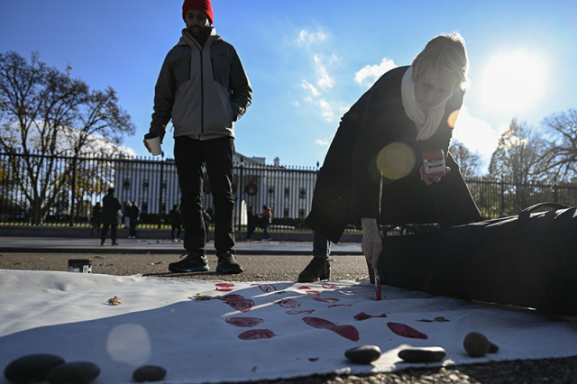 ABD'de bir grup oyuncu ve aktivist Gazze için Beyaz Saray önünde açlık grevi başlattı