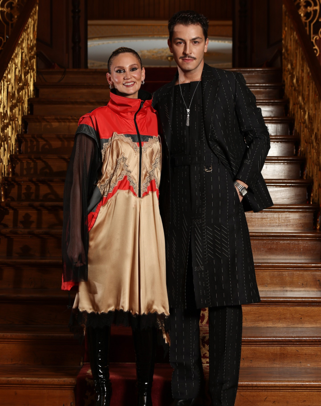 Bergen filmin başrol oyuncuları Farah Zeynep Abdullah ve Hande Ataizi, filmin galasında barıştı