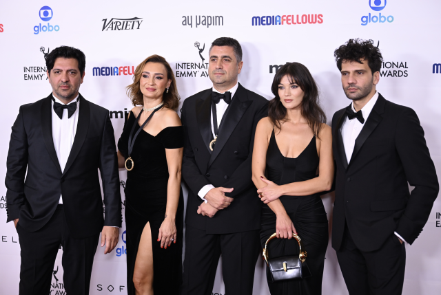 Dizisi Emmy Ödülü alan Pınar Deniz, derin dekolteli elbisesiyle gecede nefes kesti