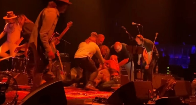 The Brian Jonestown Massacre'ın grubunun üyeleri, konser esnasında kavga etti