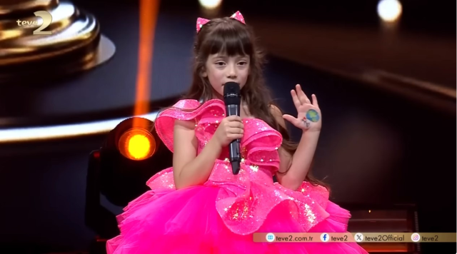 Altın Kelebek'te ödül alan çocuk oyuncu Ada Erma, sözleriyle alkış topladı