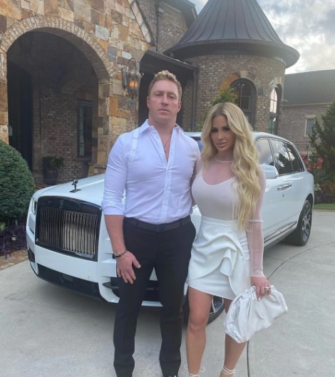 Ekonomik sıkıntılar çeken oyuncu Kim Zolciak, boşanma aşamasında olduğu kocasına ait eşyaları Instagram üzerinden satışa Çıkardı