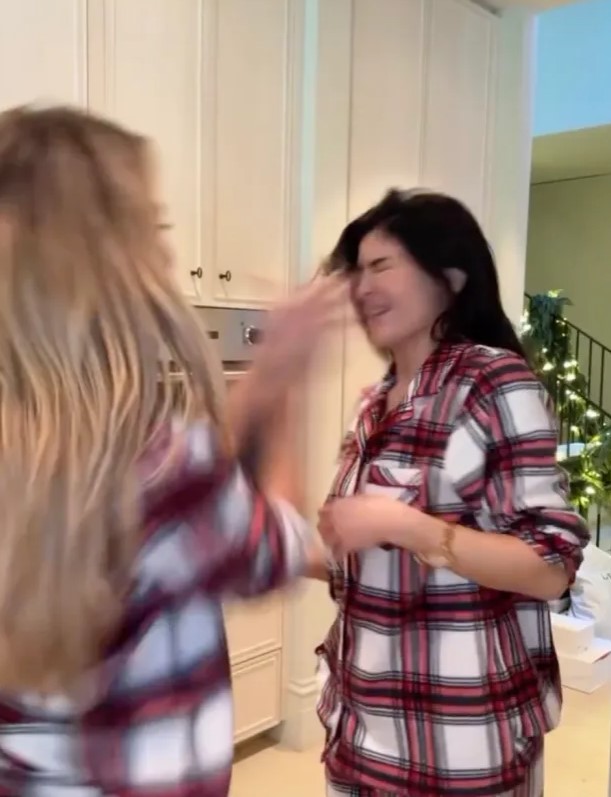 Khloe Kardashian, Noel sabahı tartıştığı kız kardeşi Kylie'ye tokat attı