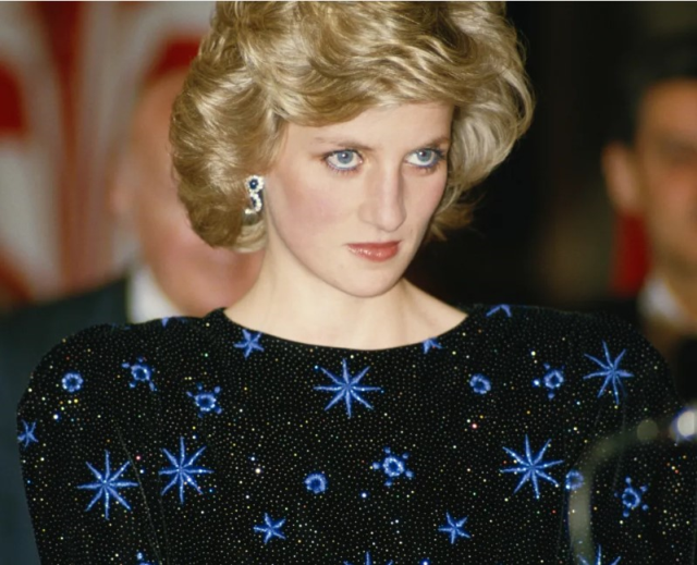 Prenses Diana'nın elbisesi açık artırmada 900.000 £'a rekor fiyata satıldı