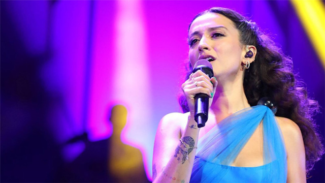 Şarkıcı Melike Şahin, rüzgar gerekçesiyle Feshane'deki konsere çıkmadı