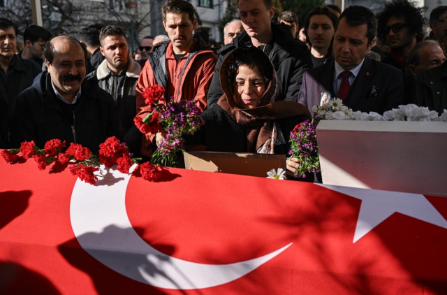 Halit Ergenç, Ayla Algan'ın cenazesinde gözyaşlarına hakim olamadı