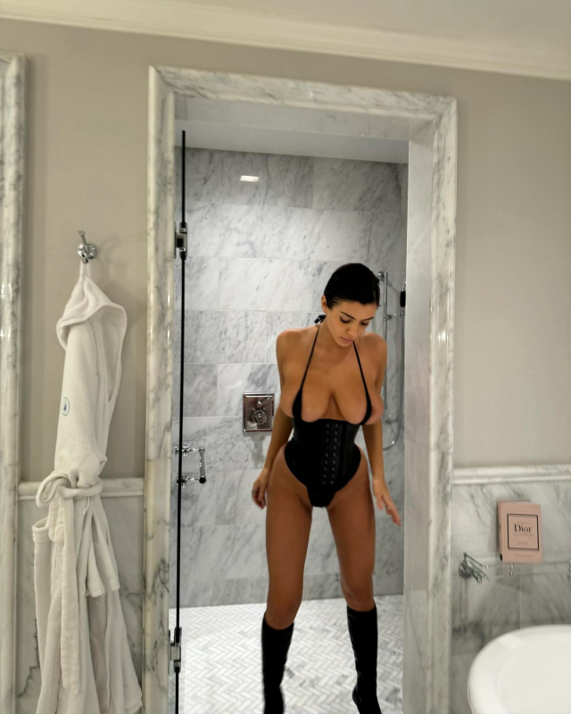 Kanye West, eşi Bianca Censori'nin müstehcen pozlarını yayınladı