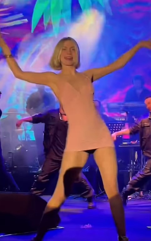 'Konserlerim engelleniyor' diyen Aleyna Tilki, günler sonra sahneye çıkıp mini elbisesiyle dans etti