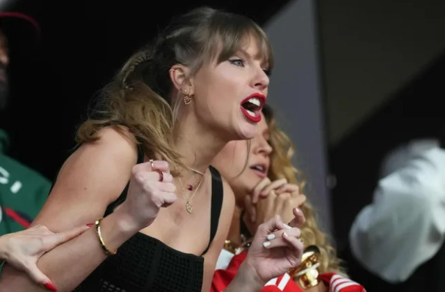 Kansan City Chief'in Super Bowl zaferinde sonra sahaya inen şarkıcı Taylor Swift sevgilisini öpücüklere boğdu