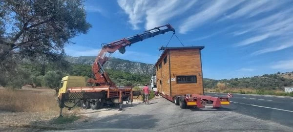 Karaburun'da Sinema ve Dizi Oyuncularının Tiny House'ları Kaldırıldı