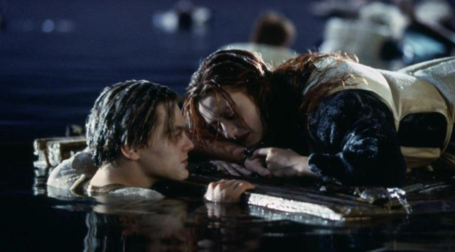 Titanic filmininde Rose'un hayatını kurtaran ikonik tahta kapı, 718 bin dolara satıldı
