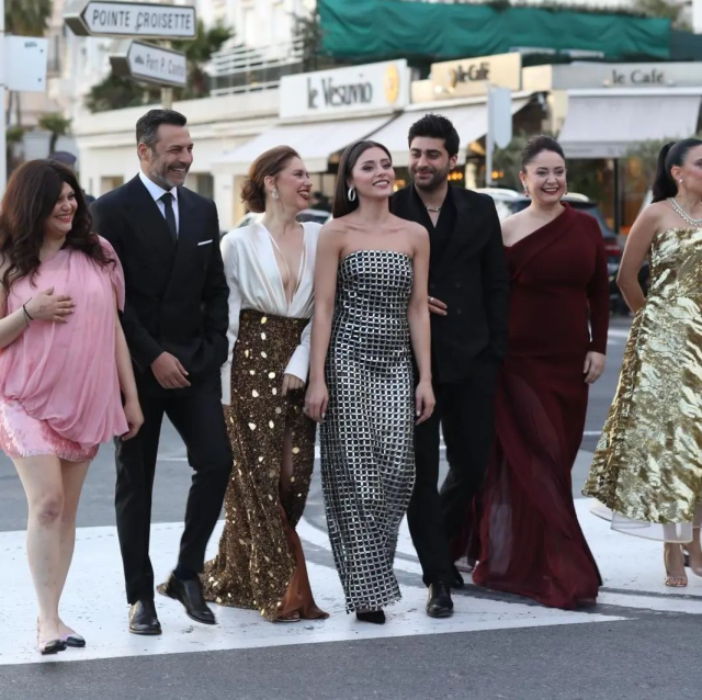 Kızılcık Şerbeti ekibi Cannes'da! Feyza Civelek'in kombini alay konusu oldu