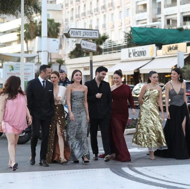 Kızılcık Şerbeti ekibi Cannes'da! Feyza Civelek'in kombini alay konusu oldu