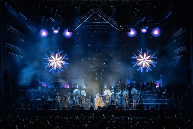 Ajda Pekkan kariyerindeki ilk stadyum konserini verdi! Sahnede ünlü geçidi yaşandı