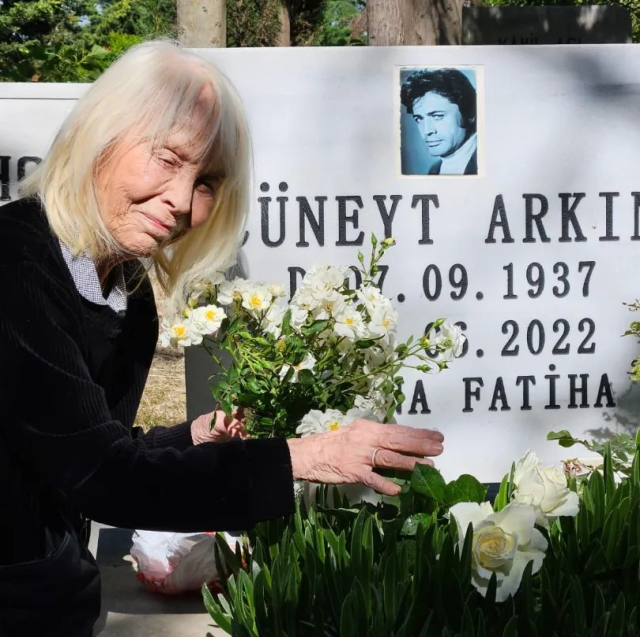 Cüneyt Arkın'ın Hayat Arkadaşı Betül Cüreklibatır, Usta Oyuncunun Vefatının Ardından Yaşadıklarını Anlattı