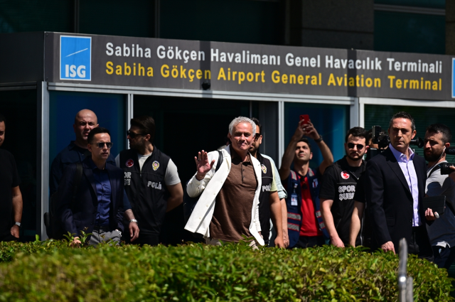 Mourinho'nun gelişi bile taraftarlara engel olamadı! Ali Koç'a havalimanında protesto