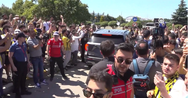 Mourinho'nun gelişi bile taraftarlara engel olamadı! Ali Koç'a havalimanında protesto