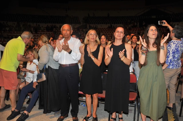 Yunan şarkıcı, Türk bayrağı ve Atatürk posteri var diye sahneye çıkmadı, Belediye Başkanı ateş püskürdü: Bu şehrin sınırlarını terk et