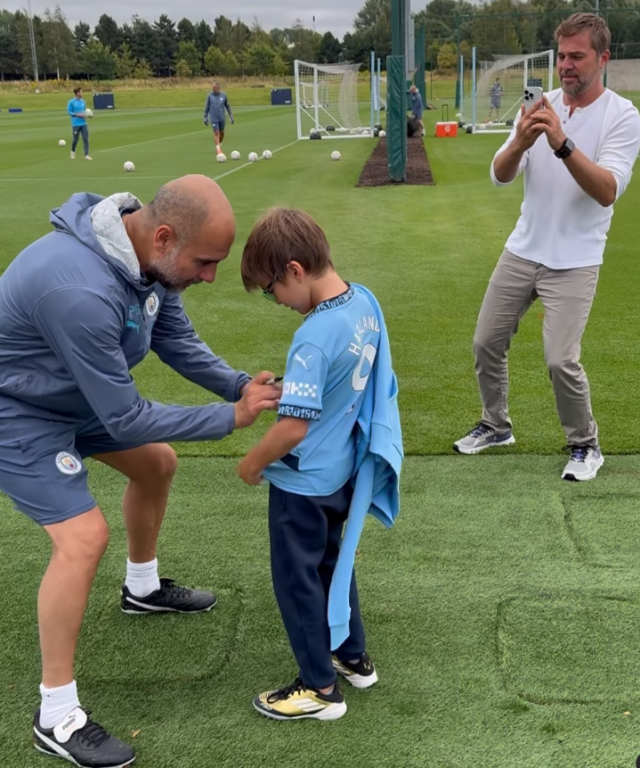 Engin Altan Düzyatan, oğluyla birlikte Manchester City'i ziyaret etti