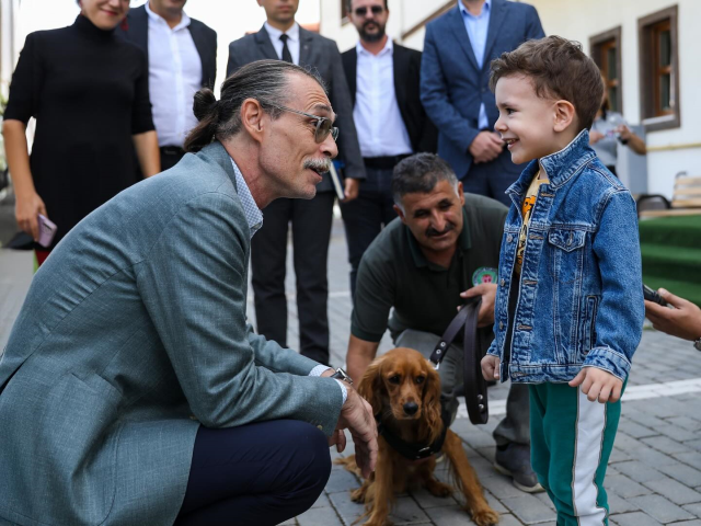 Erdal Beşikçioğlu, eğitimleri tamamlanan 5 sokak köpeğini belediye bünyesine aldı