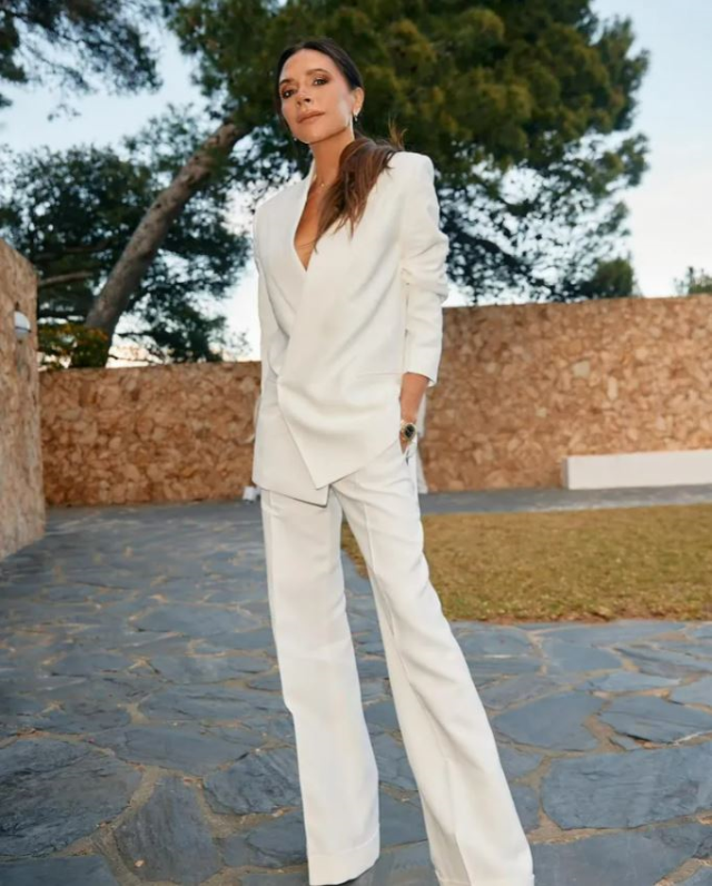 Parfüm markasının tanıtımı için poz veren 50 yaşındaki Victoria Beckham göz kamaştırdı