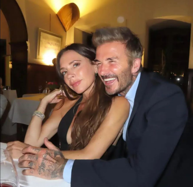 Parfüm markasının tanıtımı için poz veren 50 yaşındaki Victoria Beckham göz kamaştırdı