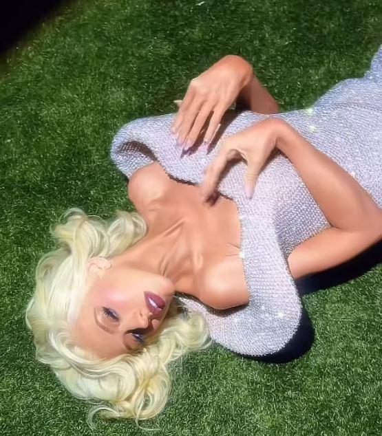 Pop yıldızı Christina Aguilera, Marilyn Monroe taklidi yaparken fena frikik verdi