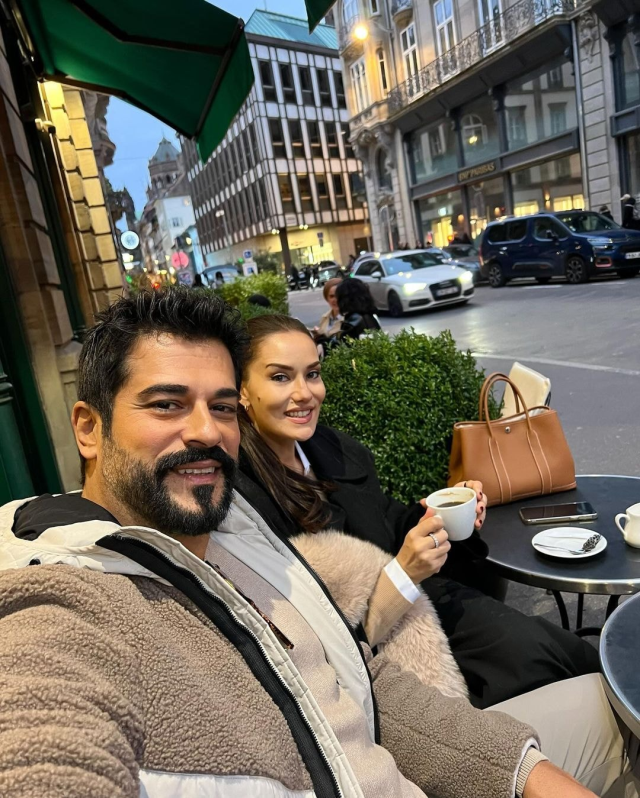 Fahriye Evcen'in verdiği pozlara tepki yağıyor: Tam 'Yaprak Dökümü'ndeki 'Necla' olmuşsun